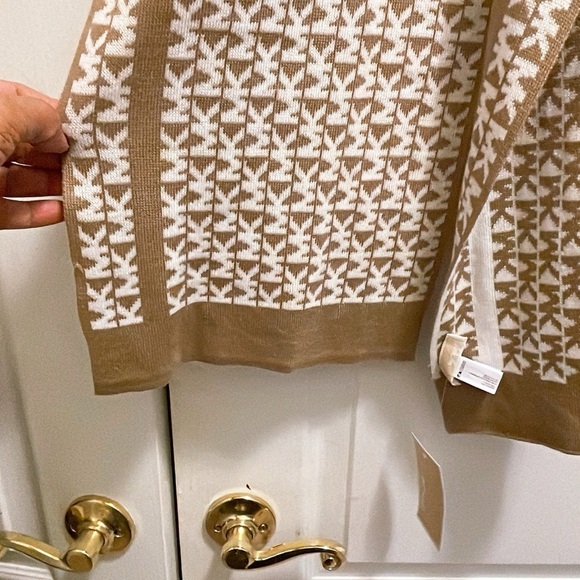 Michael Kors Scarf MK Monogra
Reversible Tan Beige White Knit Logo... - Picture 7 of 11
